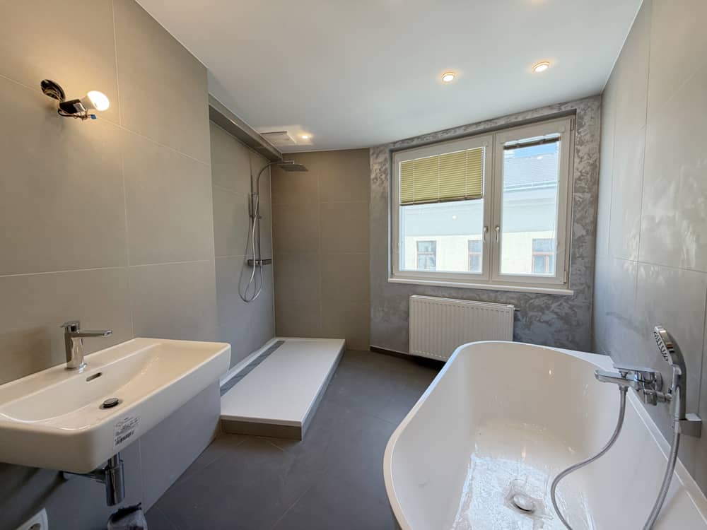 Bright apartment with fitted kitchen and guest WC
