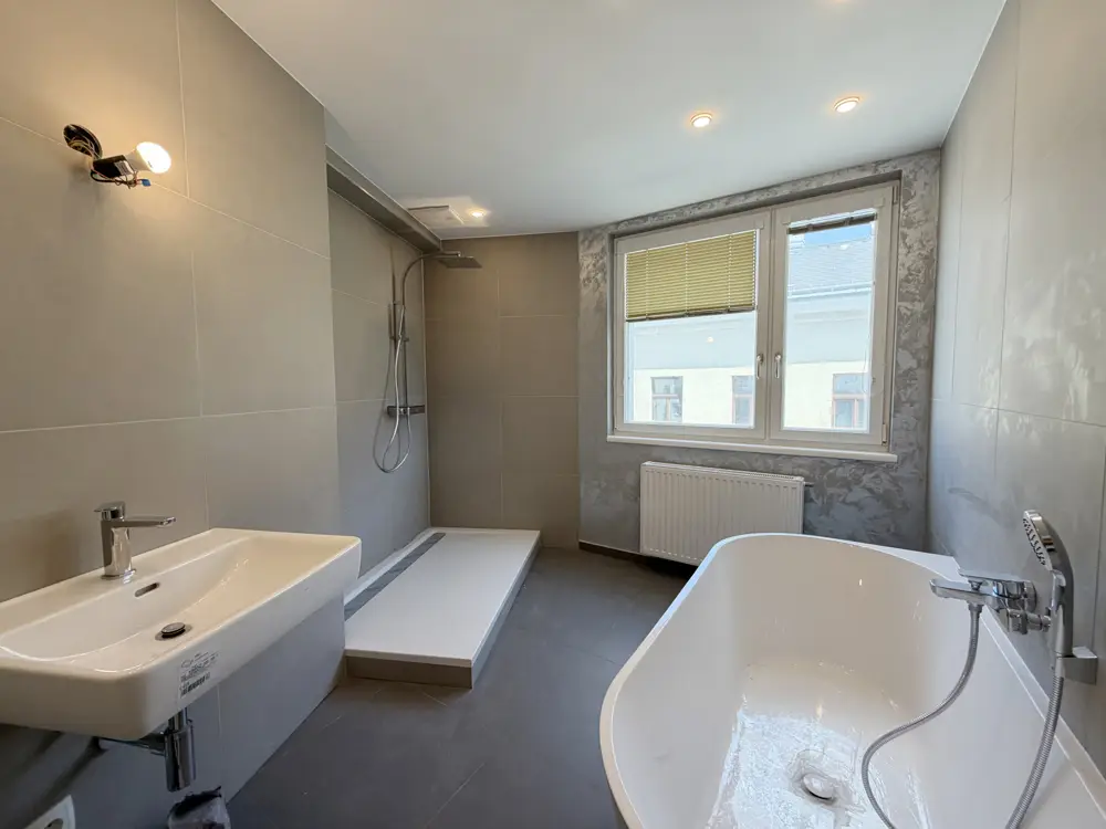 Bright apartment with fitted kitchen and guest WC