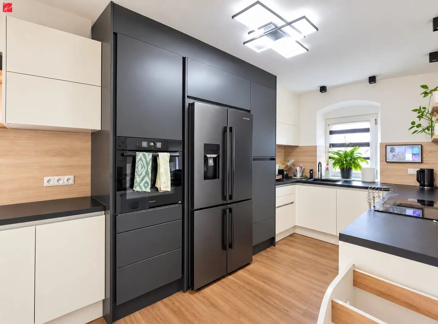 Modernisiertes Familienhaus mit Balkon und Erdkeller