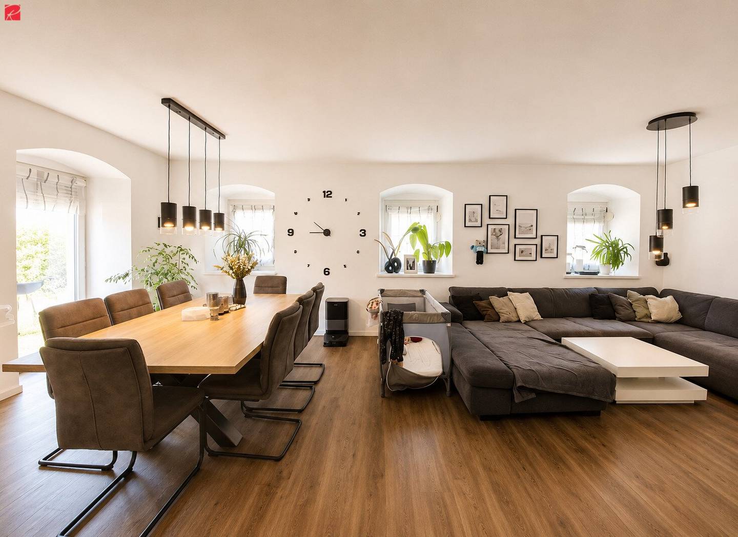 Modernisiertes Familienhaus mit Balkon und Erdkeller