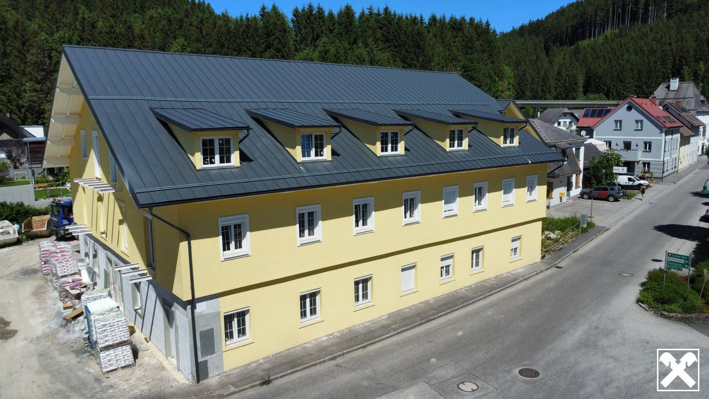 Historische Altbauwohnung mit Balkon und Parkplatz