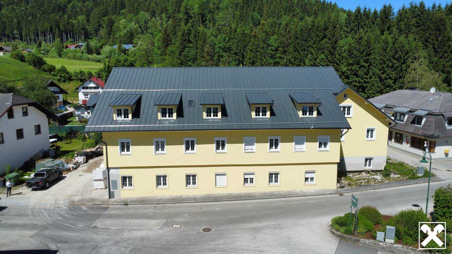 Historische Altbauwohnung mit Balkon und Parkplatz