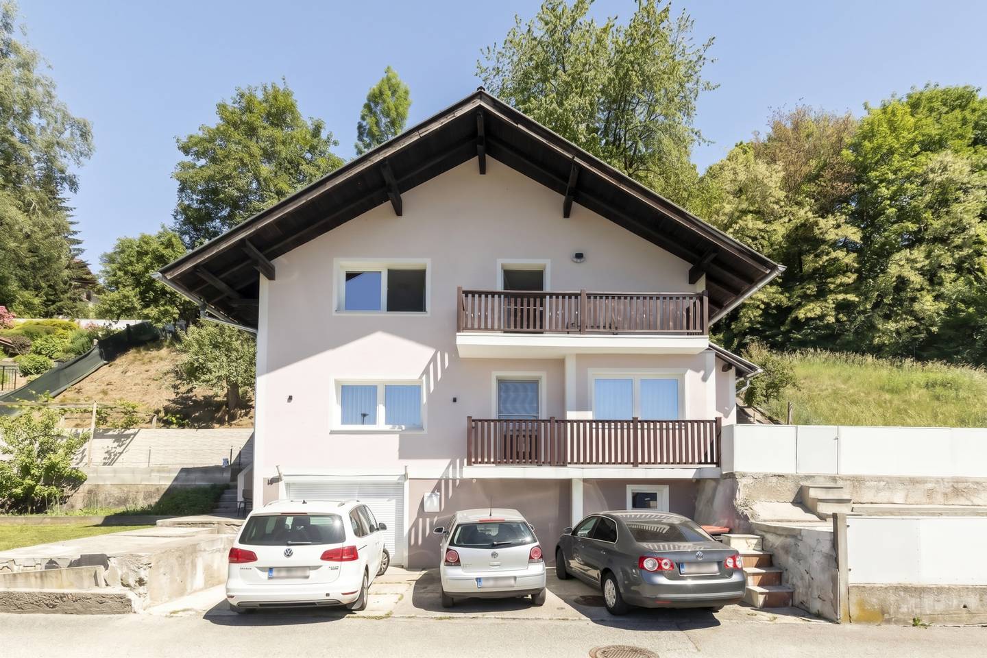 Einfamilienhaus mit Balkon Terrasse und Garten