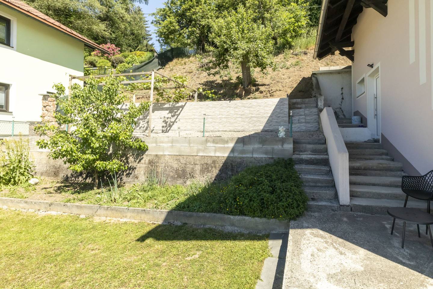 Einfamilienhaus mit Balkon Terrasse und Garten