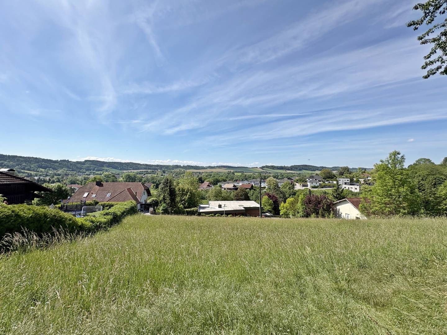 Baugrundstück mit Landschaftsblick in ruhiger Sackgasse