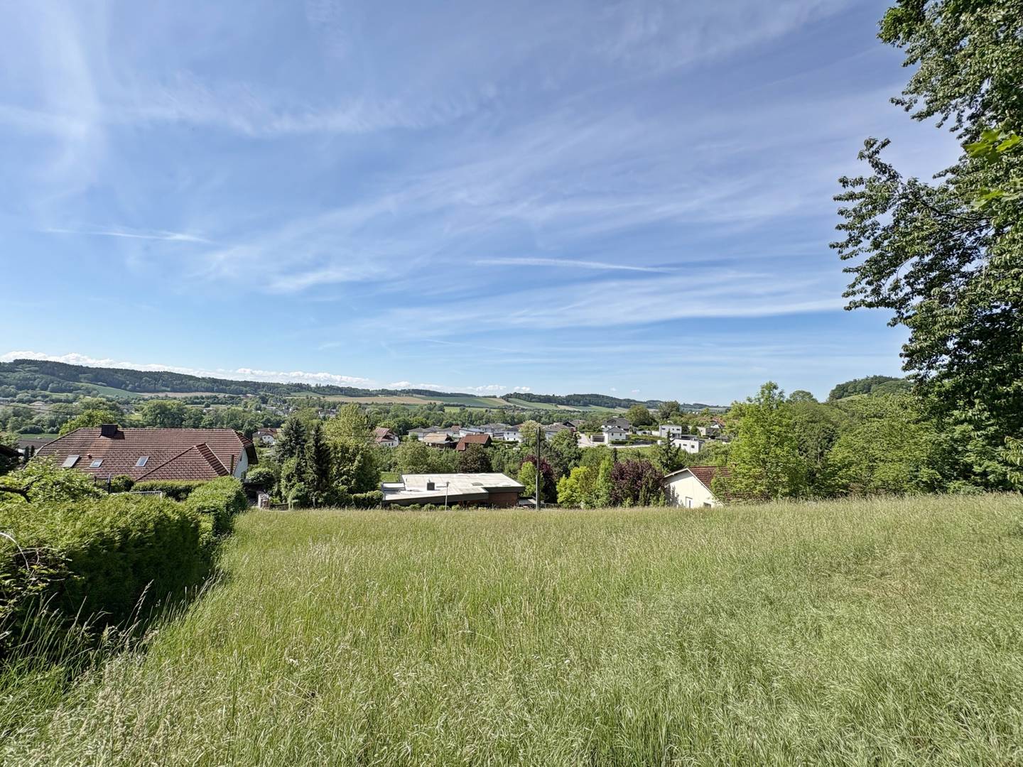 Baugrundstück mit Landschaftsblick in ruhiger Sackgasse