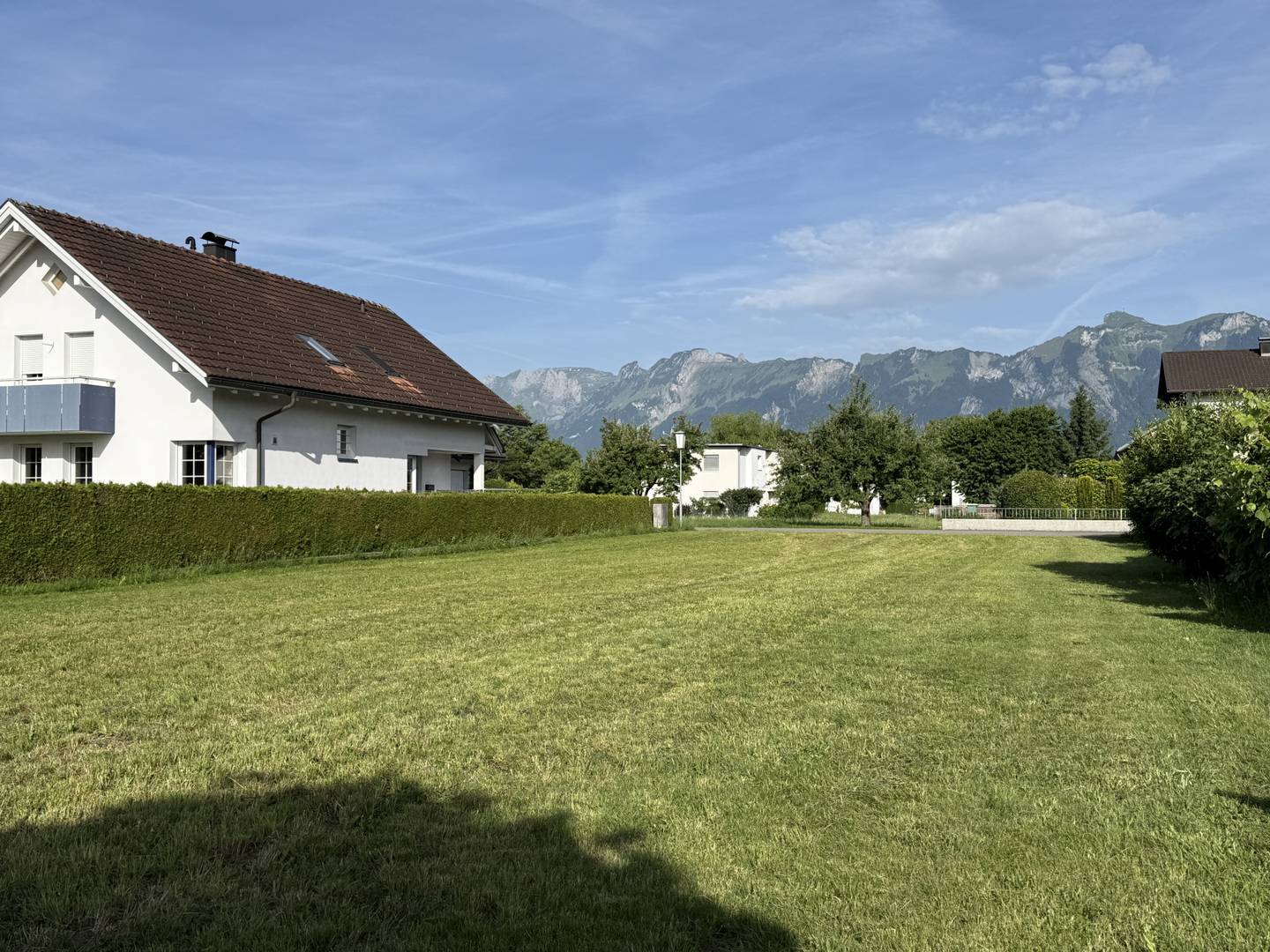 Sonniges teilbares Baugrundstück mit guter Infrastruktur