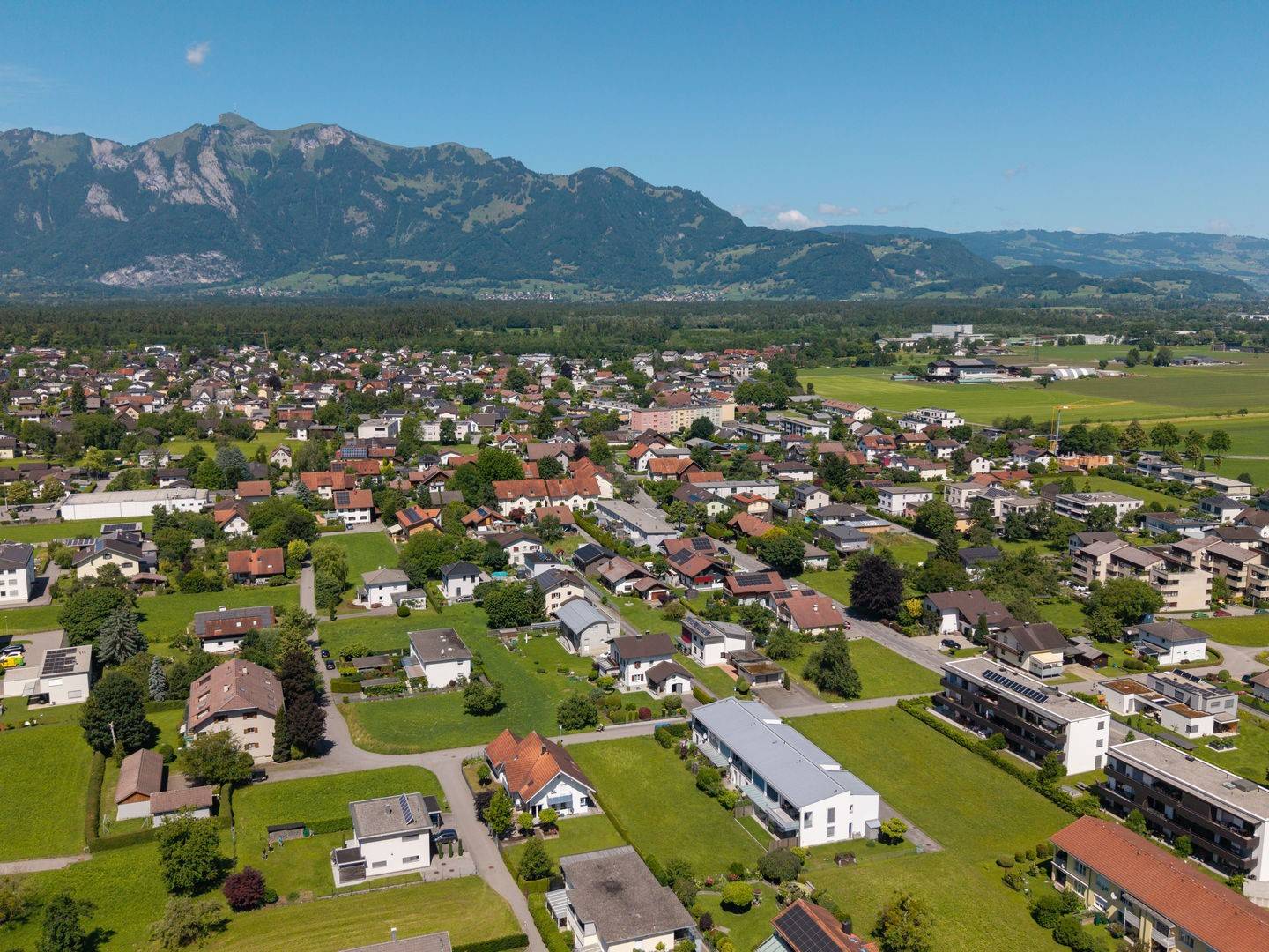 Sonniges teilbares Baugrundstück mit guter Infrastruktur