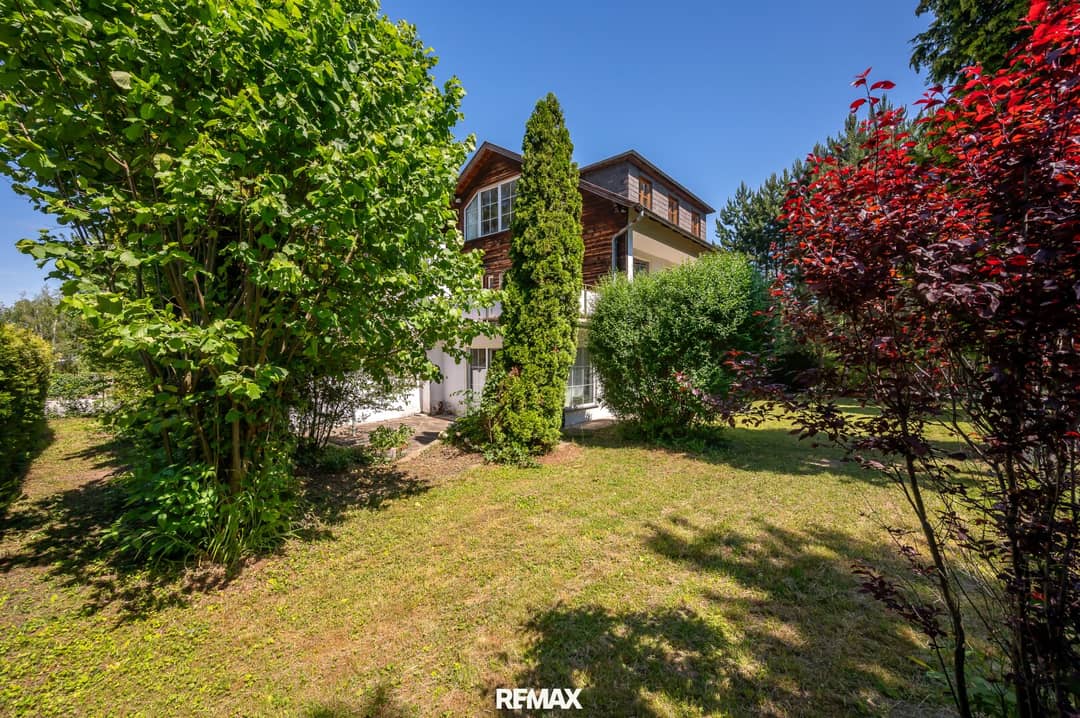 Family house with garden and fireplace in a quiet location