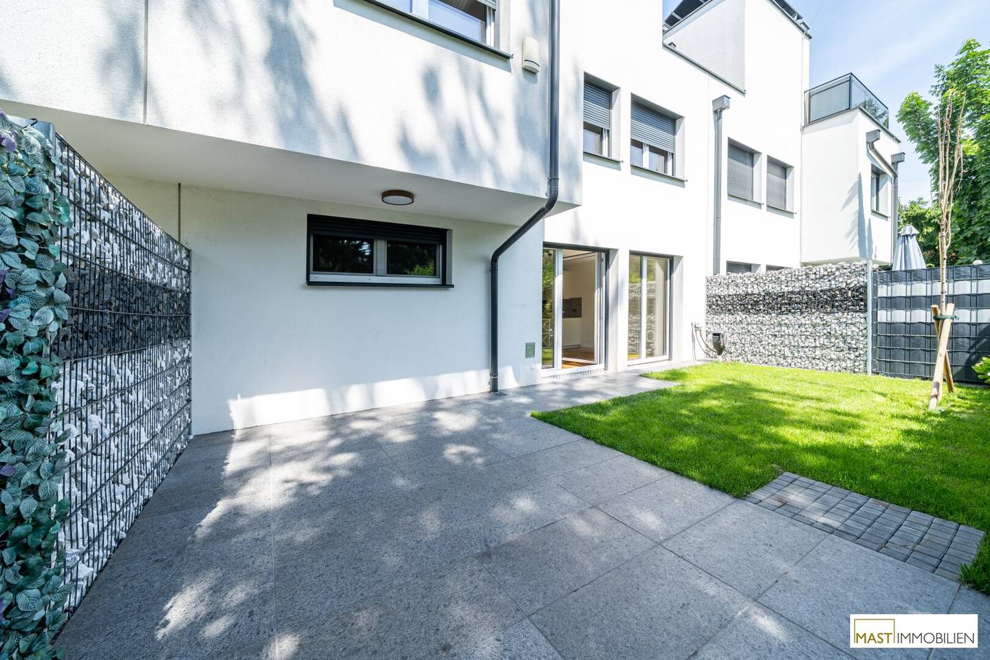 Townhouse with two terraces garden and air conditioning
