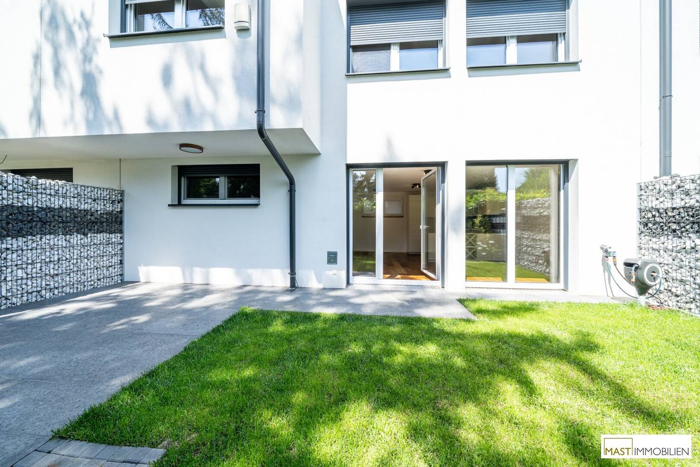Townhouse with two terraces garden and air conditioning