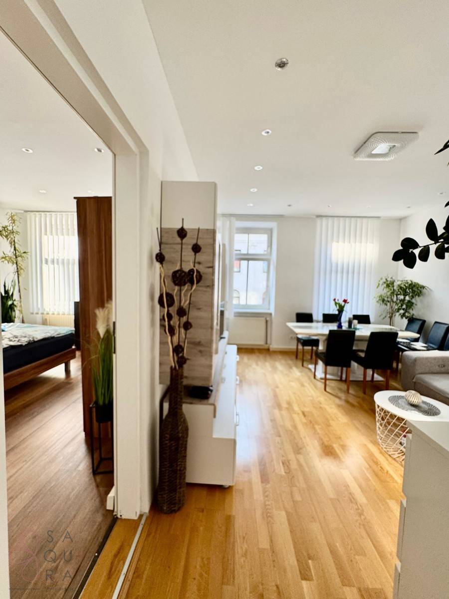 Bright Altbau apartment with parquet and fitted kitchen on the 3rd floor