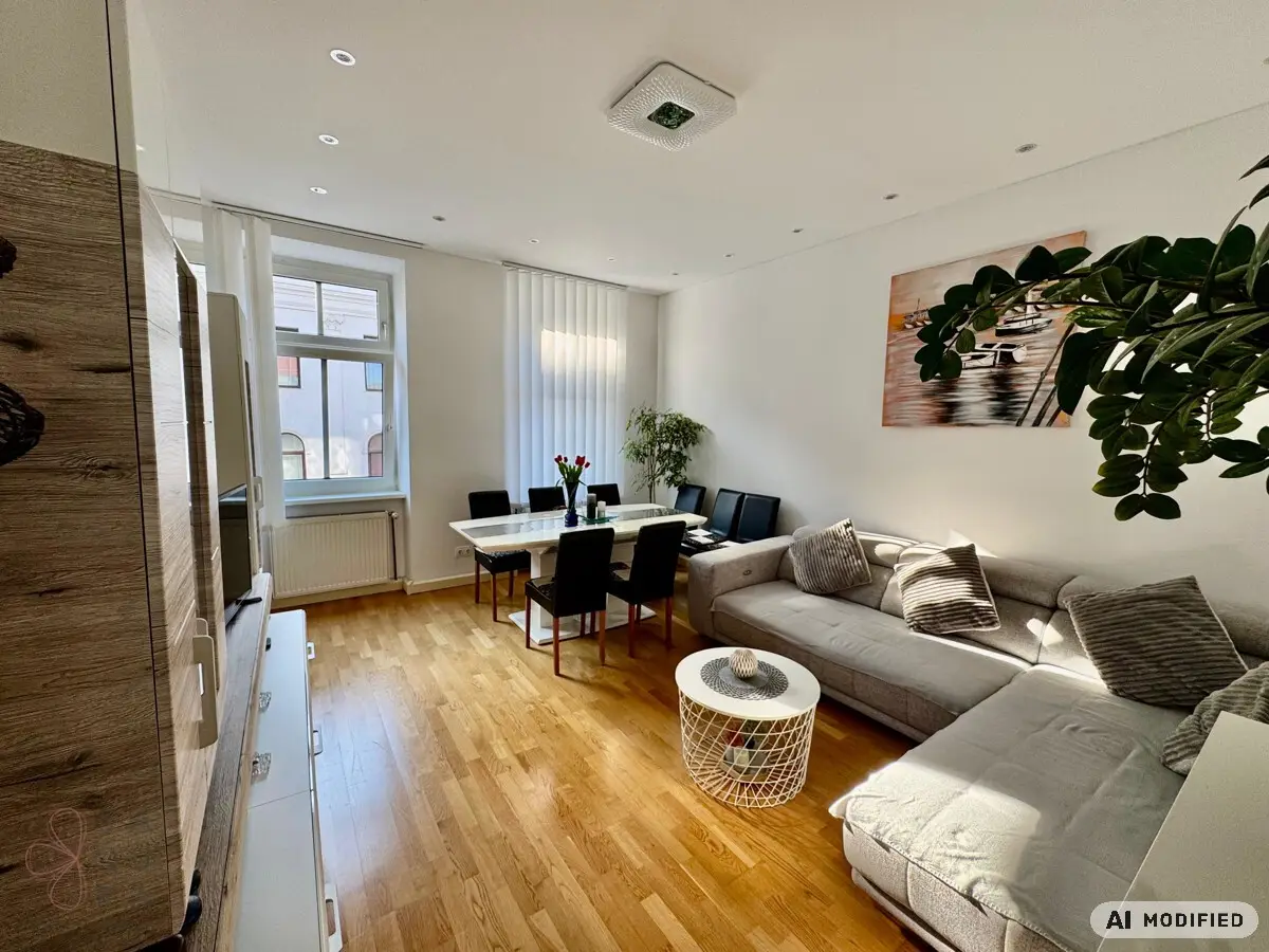 Helle Altbauwohnung mit Parkett und Einbauküche im 3. Stock