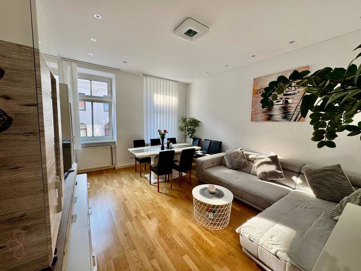 Bright Altbau apartment with parquet and fitted kitchen on the 3rd floor