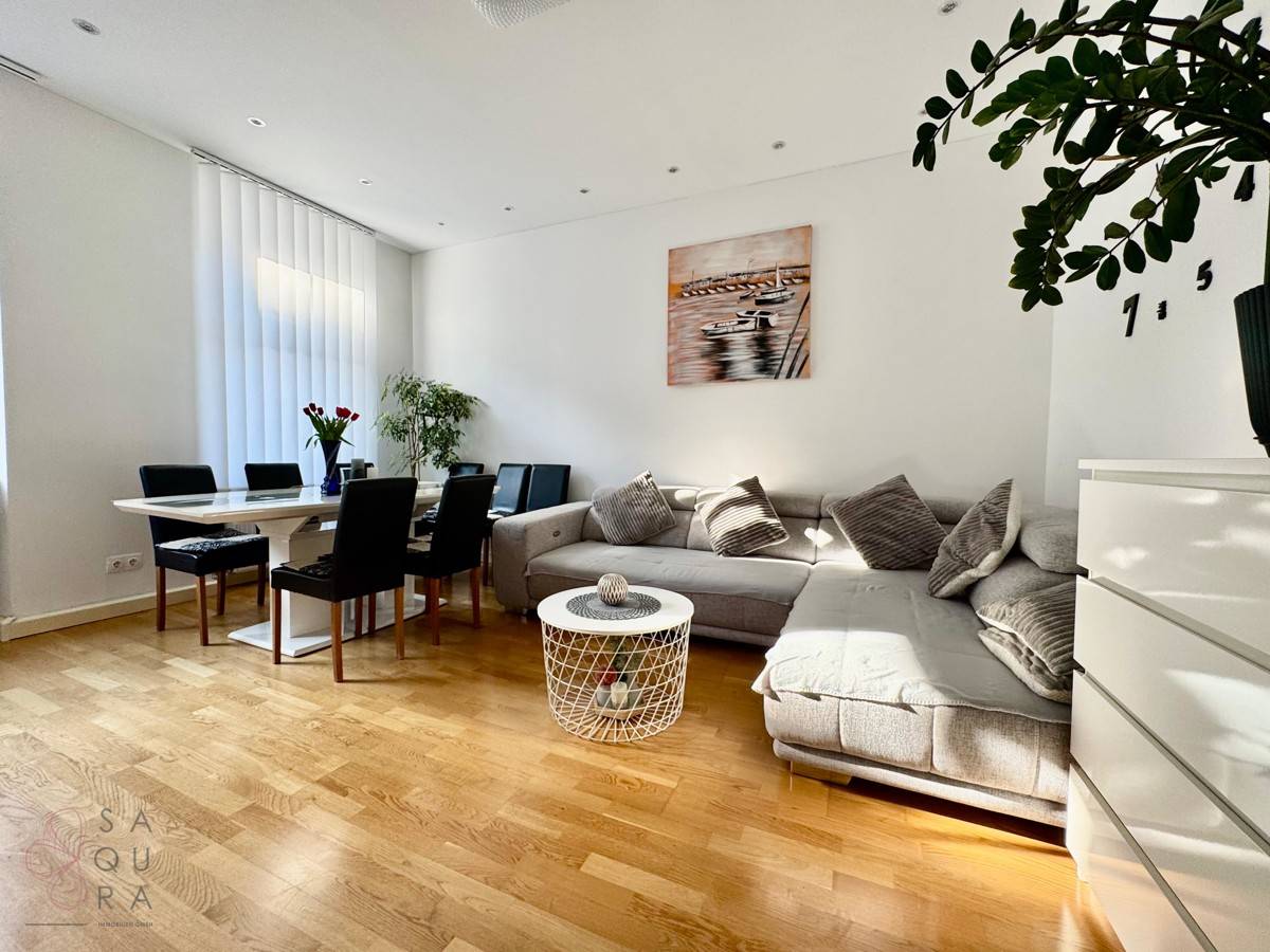 Bright Altbau apartment with parquet and fitted kitchen on the 3rd floor