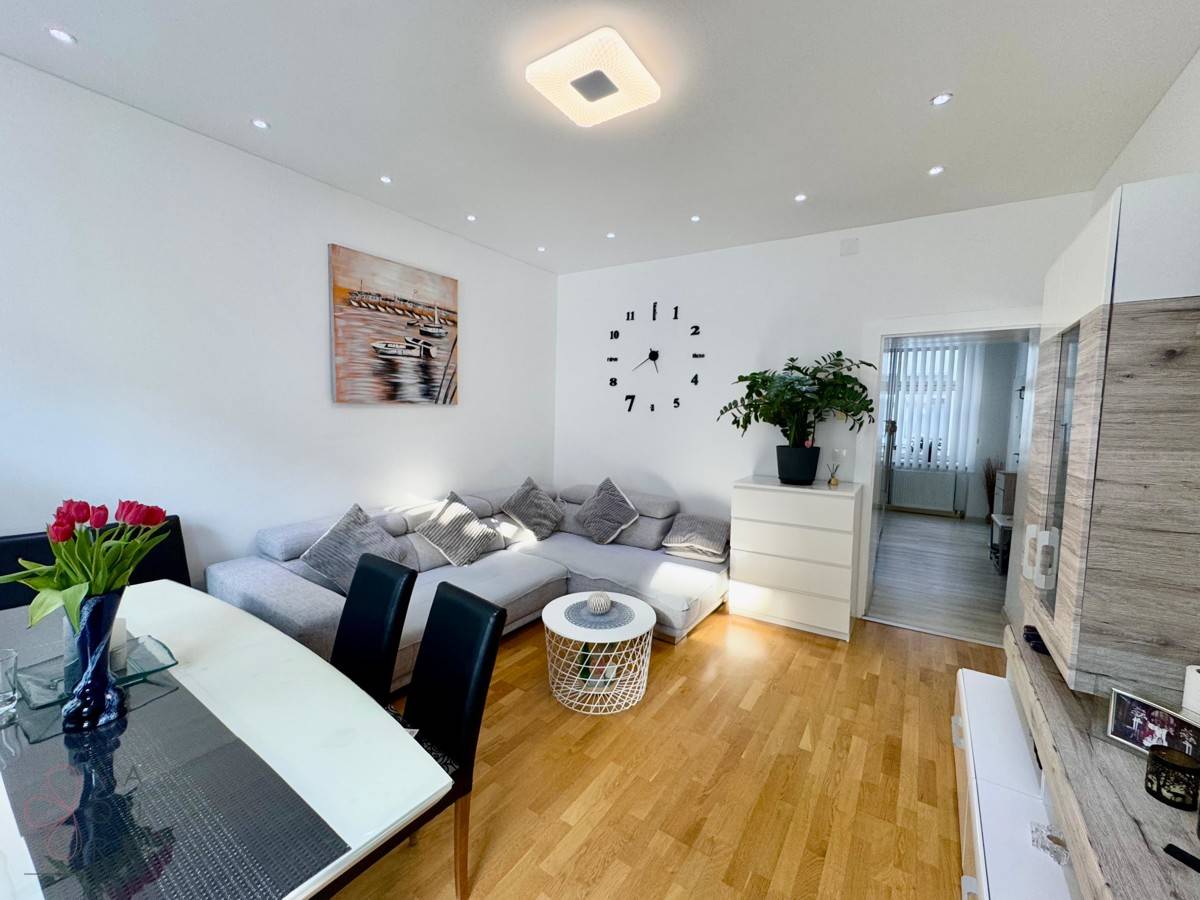 Bright Altbau apartment with parquet and fitted kitchen on the 3rd floor