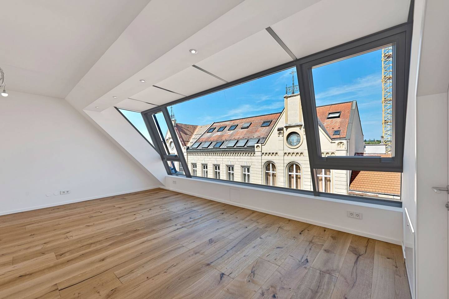 Erstbezug mit hofseitigem Balkon! Vollsanierte Jahrhundertwendeliegenschaft mit Luftwärmepumpe