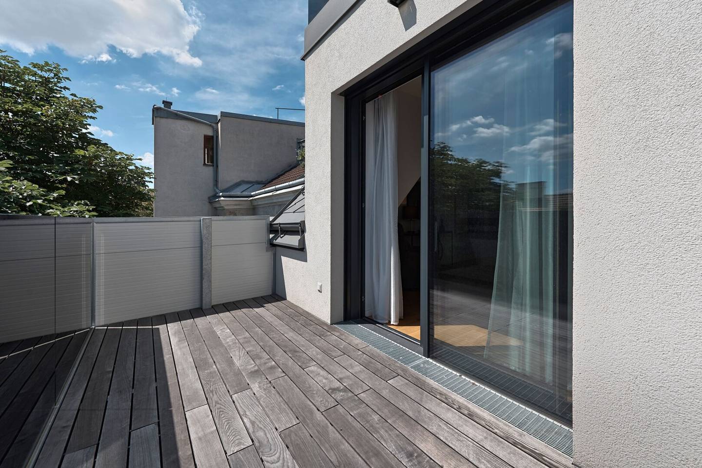 Erstbezug mit hofseitigem Balkon! Vollsanierte Jahrhundertwendeliegenschaft mit Luftwärmepumpe