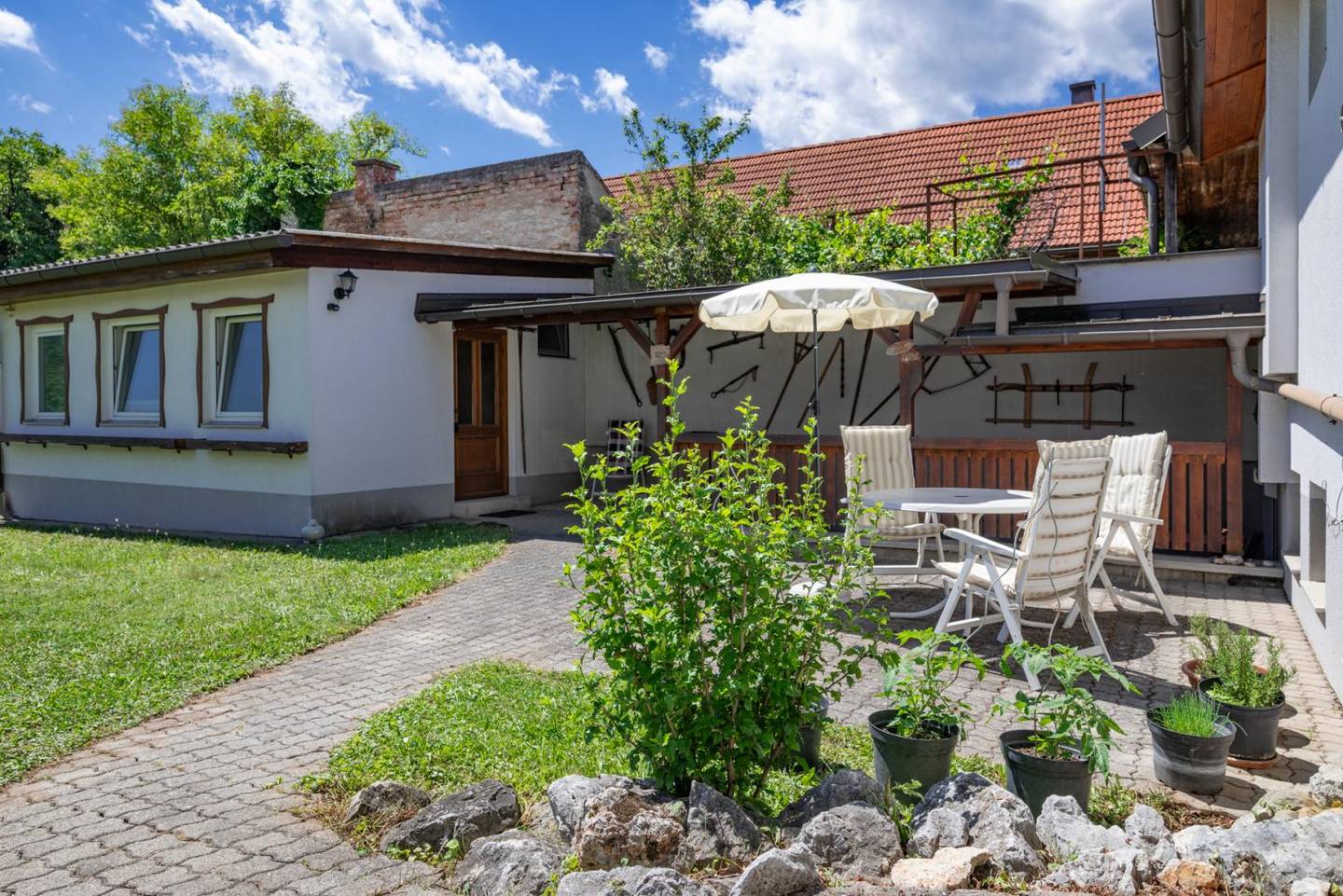 Einfamilienhaus mit Garten und Sauna im Keller