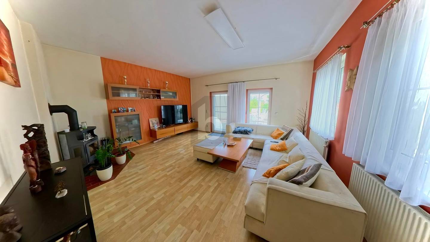 Familienwohnung mit großem Garten und Doppelgarage
