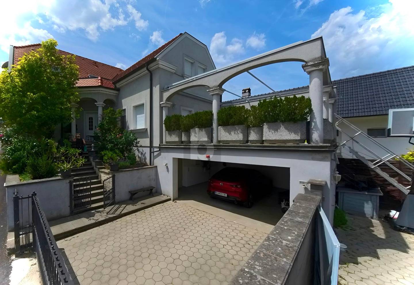 Familienwohnung mit großem Garten und Doppelgarage