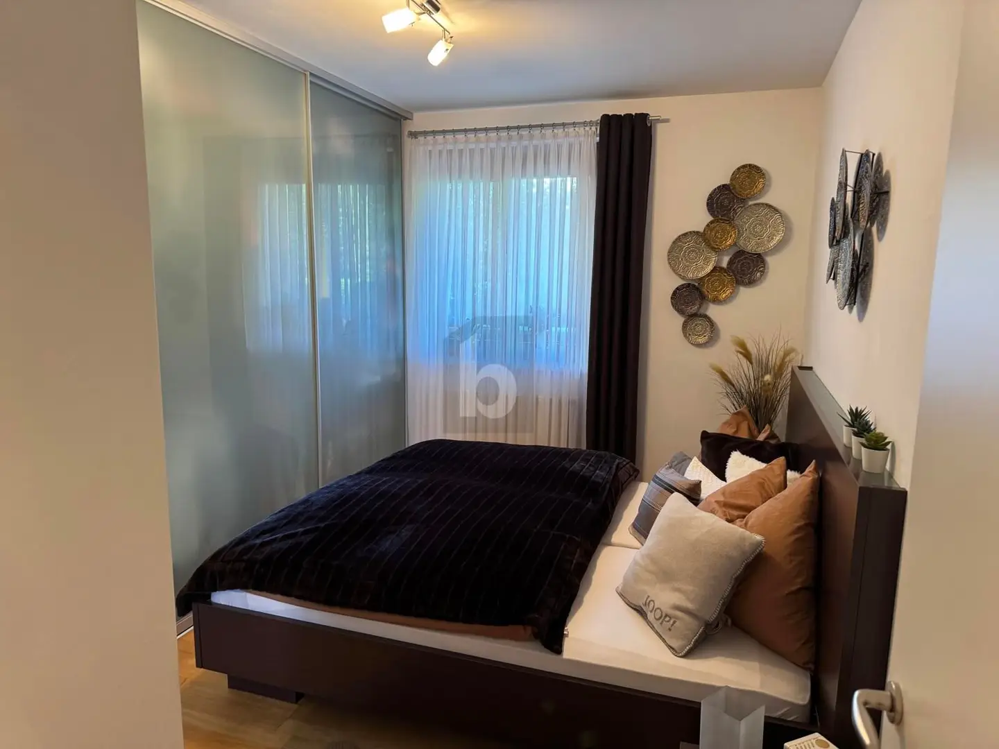 Wohnung with generous loggia and garden view