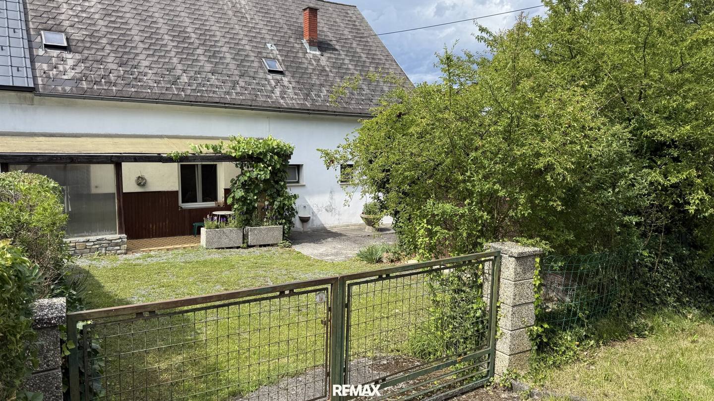Charmantes Einfamilienhaus mit Gewölbekeller und Garage
