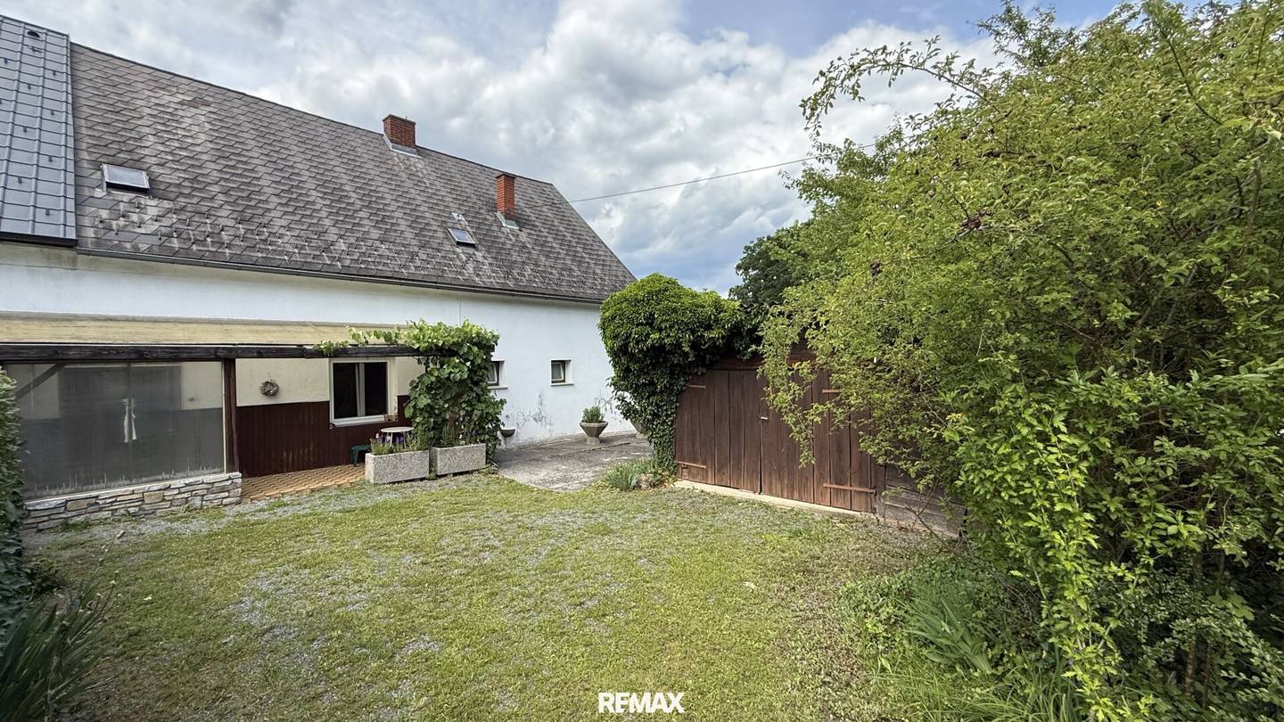 Charmantes Einfamilienhaus mit Gewölbekeller und Garage