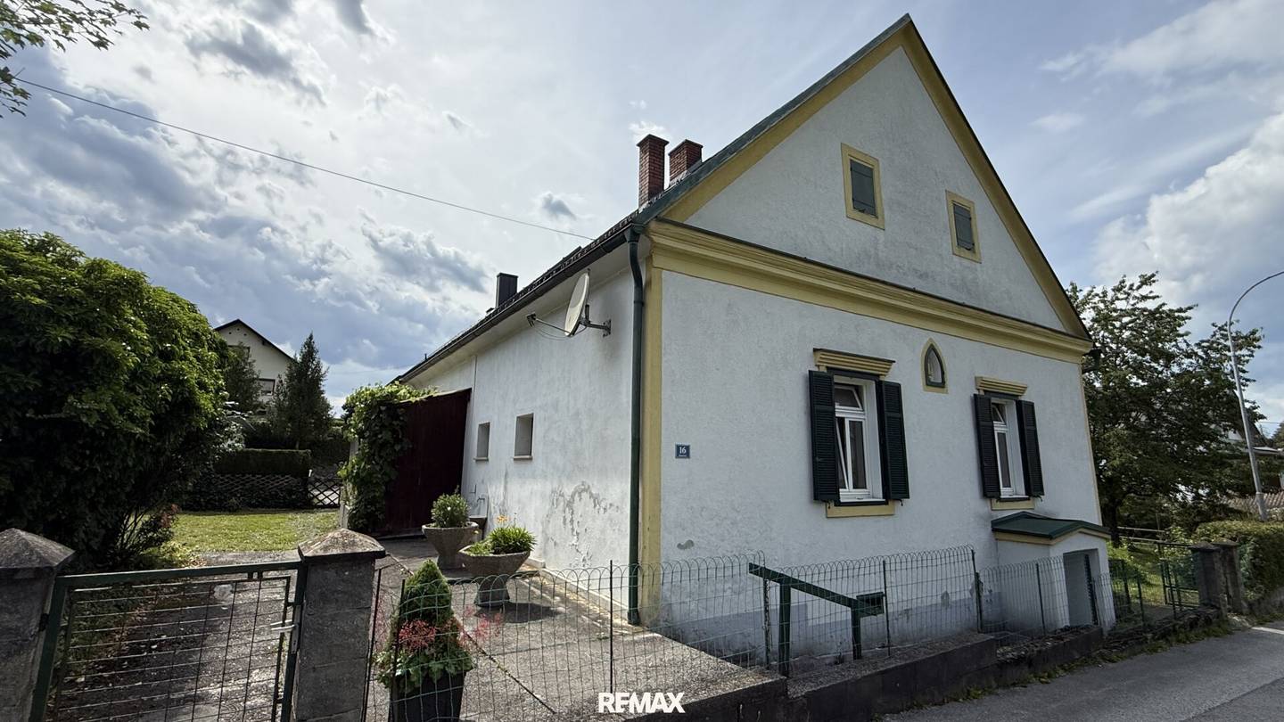 Charmantes Einfamilienhaus mit Gewölbekeller und Garage
