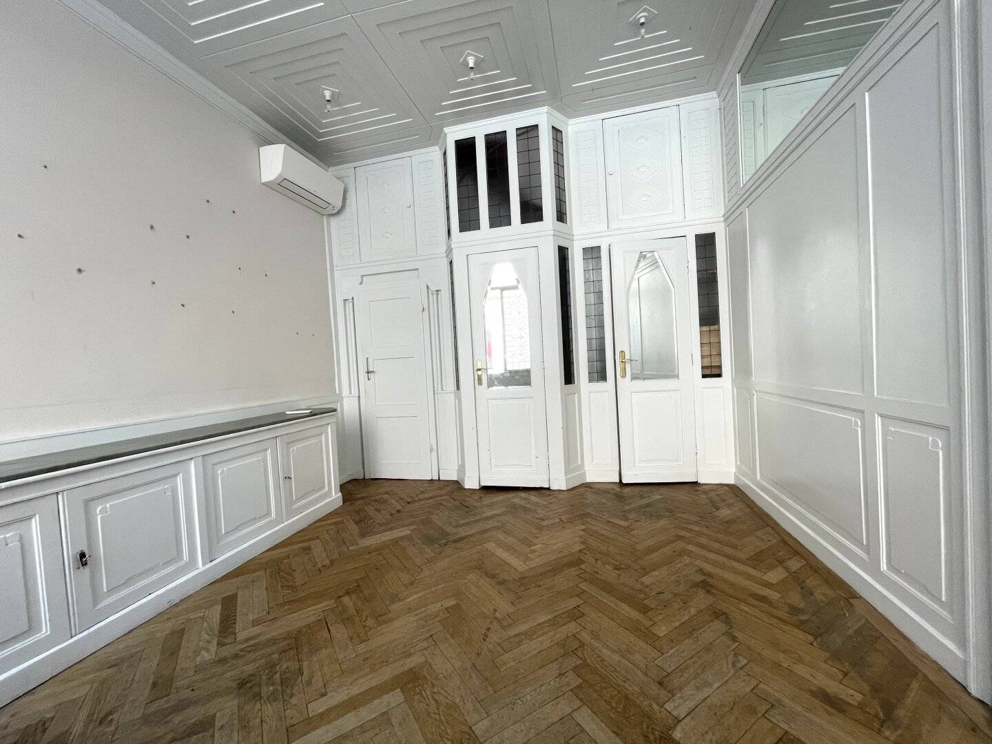 Charming ground floor commercial space on Piaristengasse