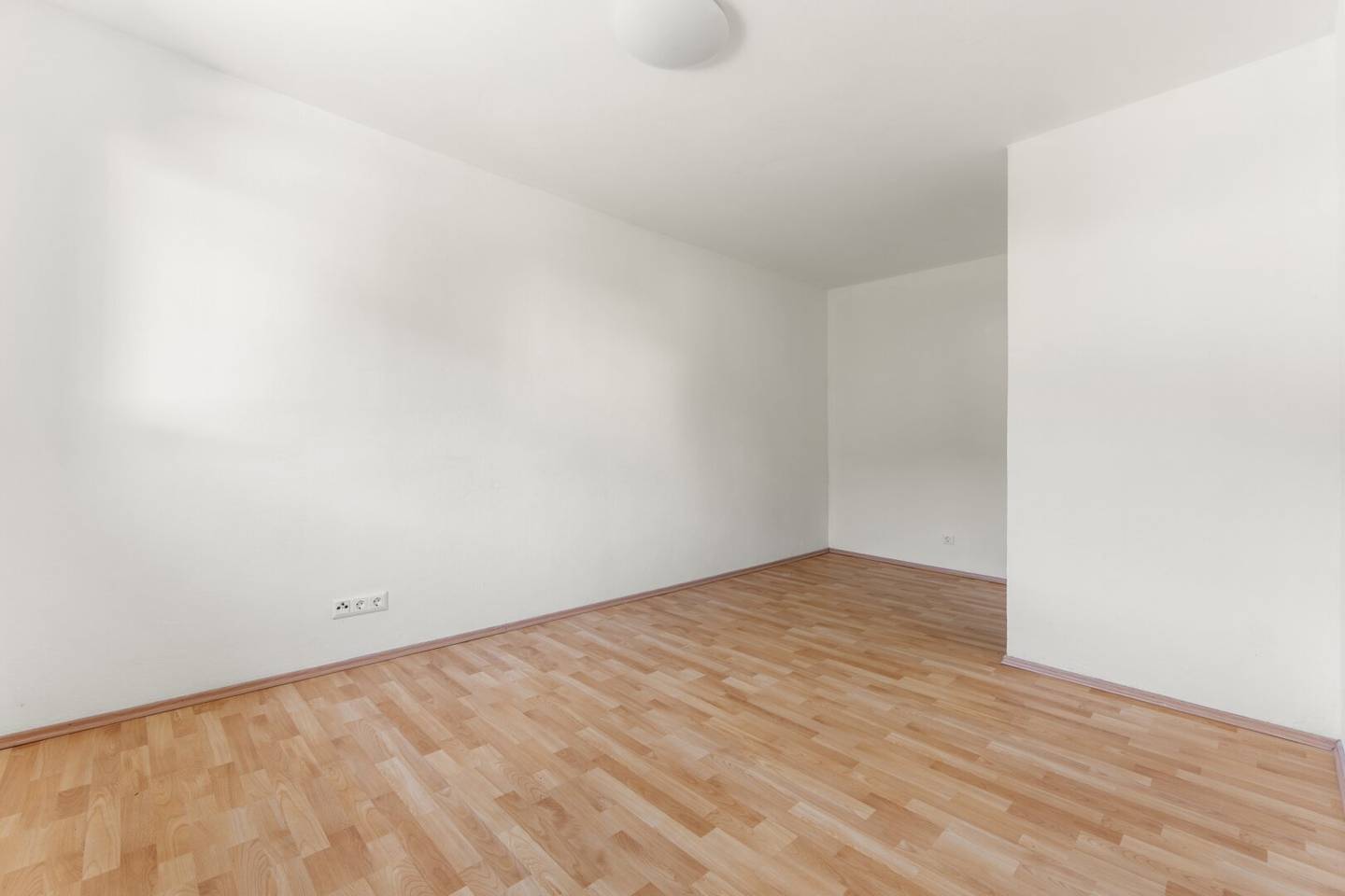 Charmante Altbauwohnung mit großem Balkon und Kellerabteil