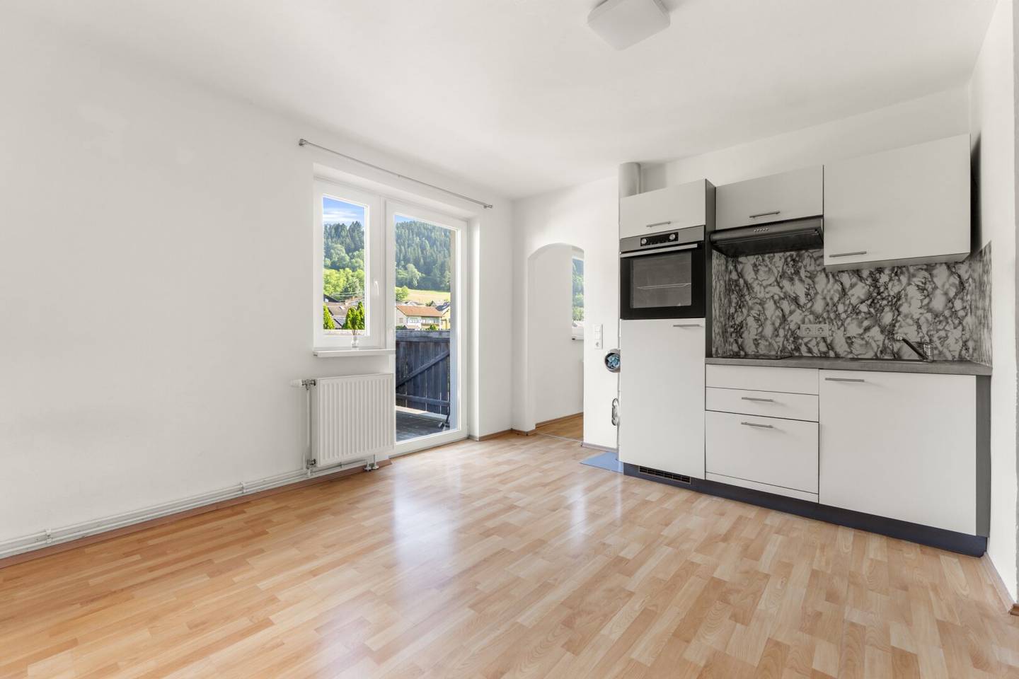 Charmante Altbauwohnung mit großem Balkon und Kellerabteil
