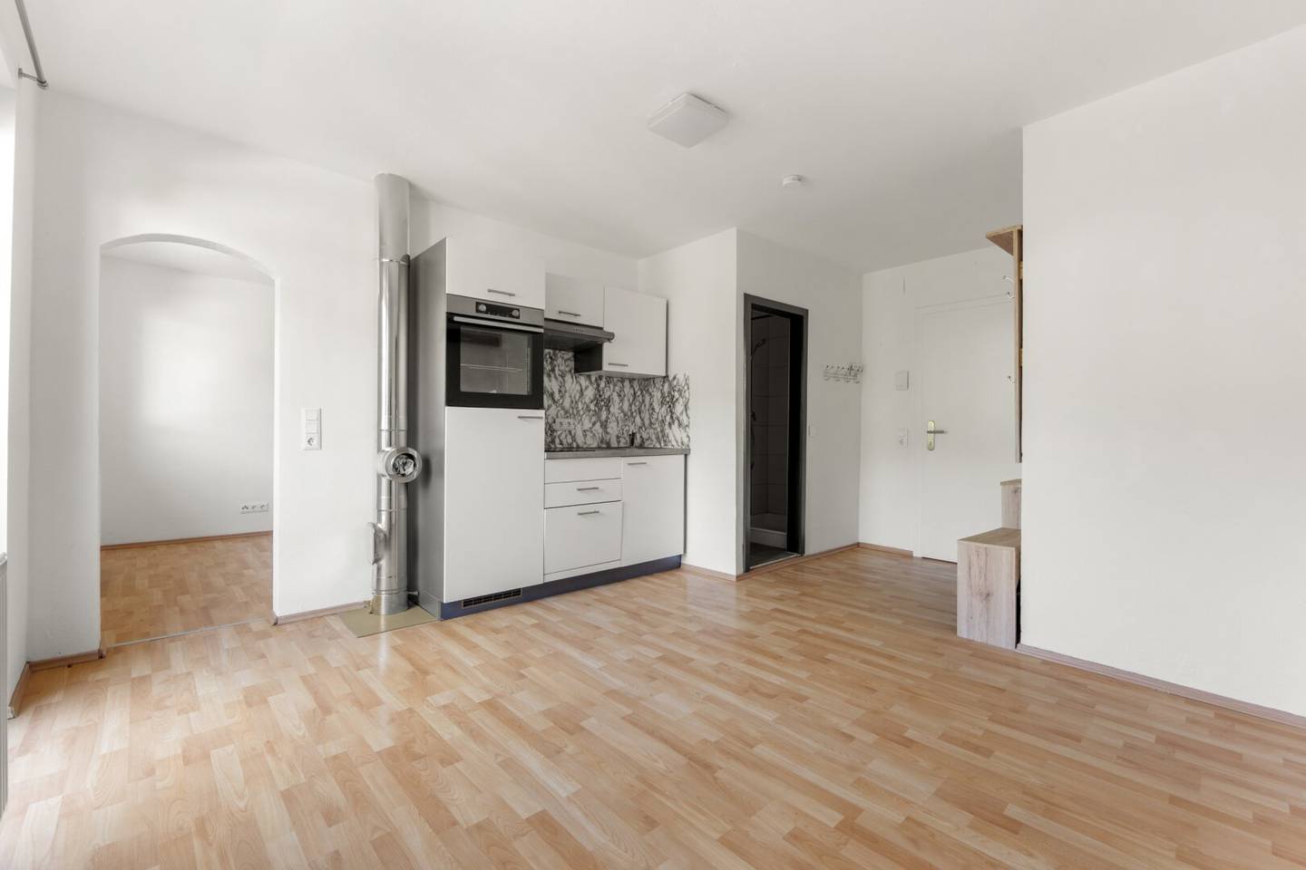 Charmante Altbauwohnung mit großem Balkon und Kellerabteil
