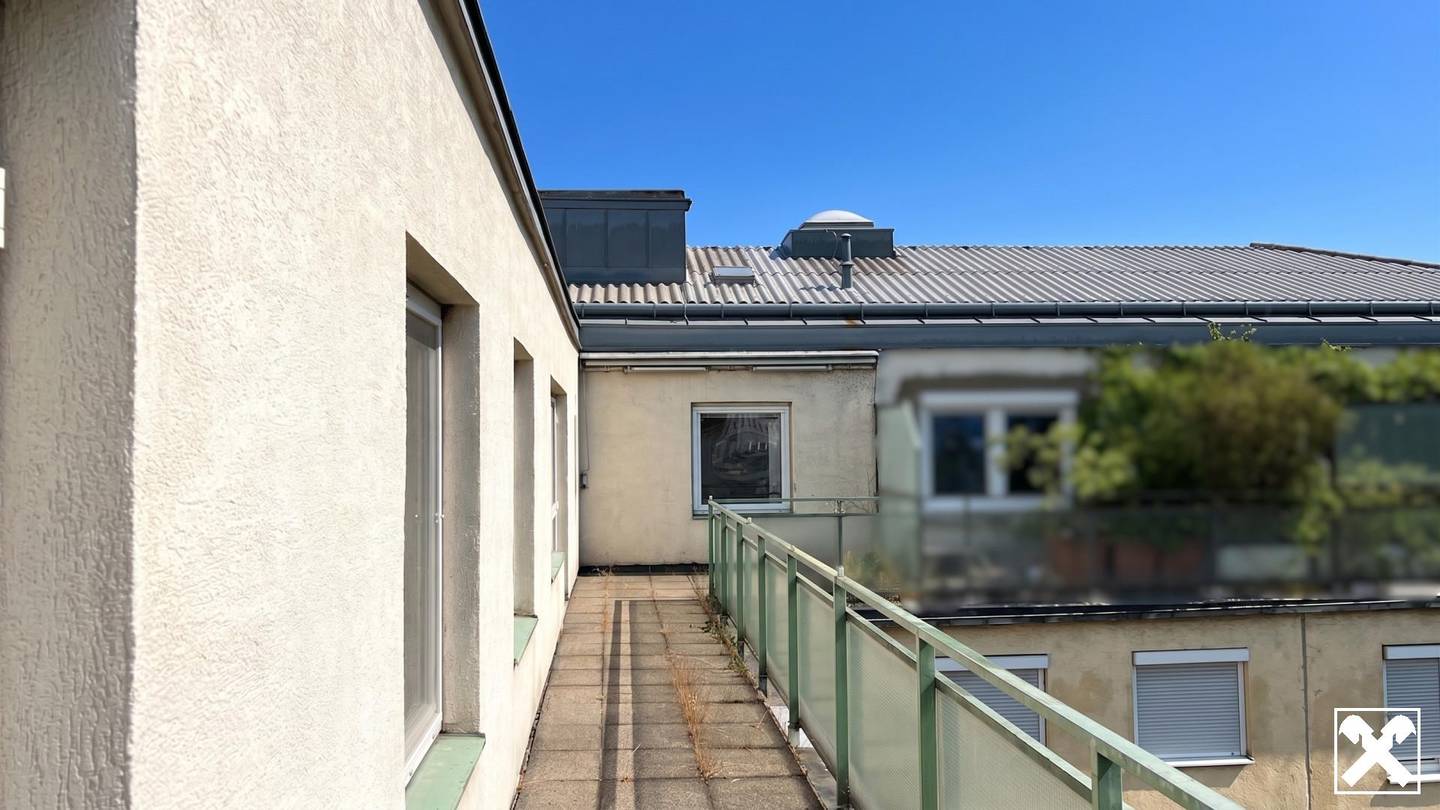 Helle Dachgeschosswohnung mit Südbalkon und Garage