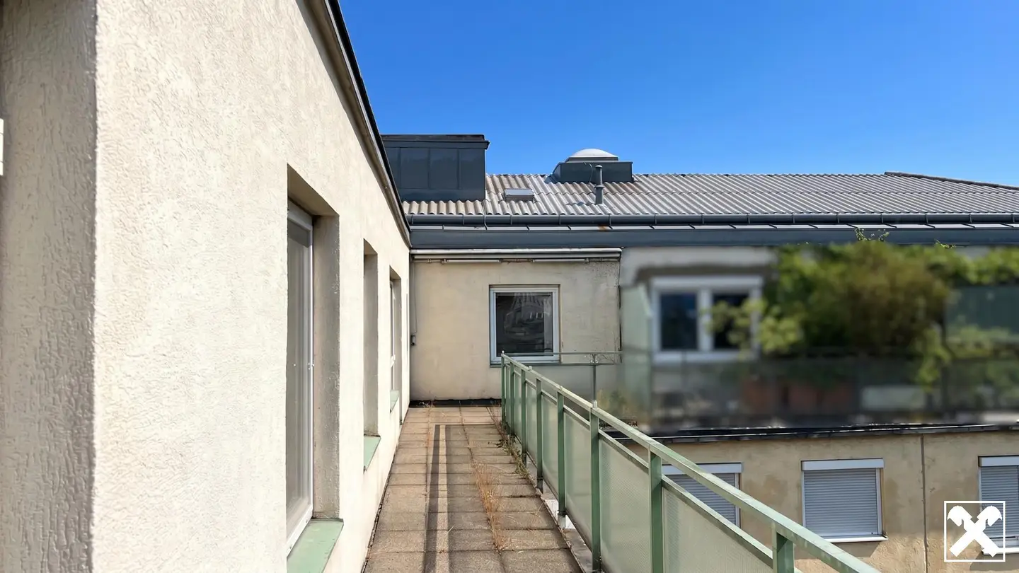 Helle Dachgeschosswohnung mit Südbalkon und Garage