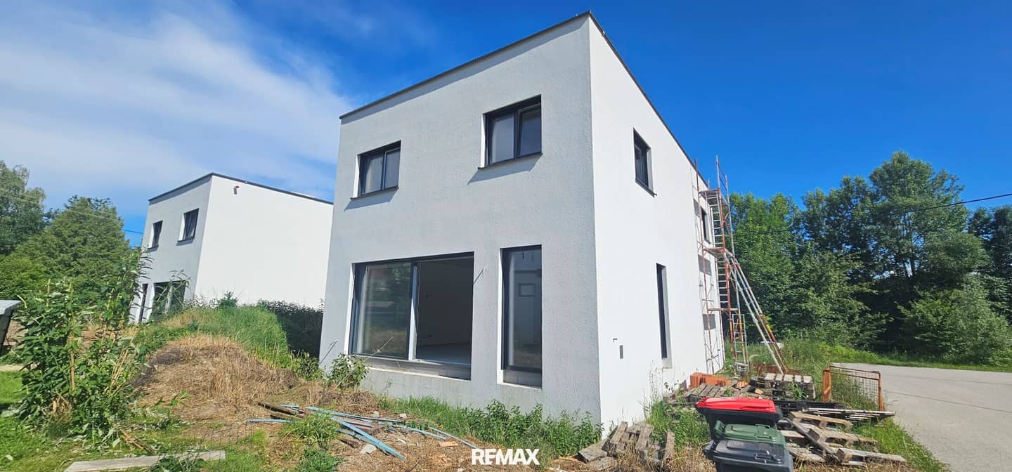 Moderne Doppelhaushälfte mit sonniger Terrasse und Carport
