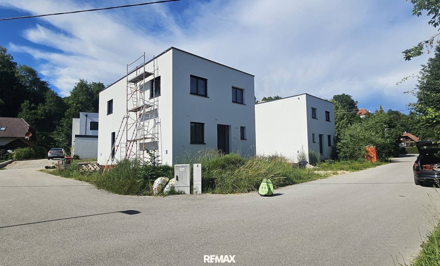 Moderne Doppelhaushälfte mit sonniger Terrasse und Carport