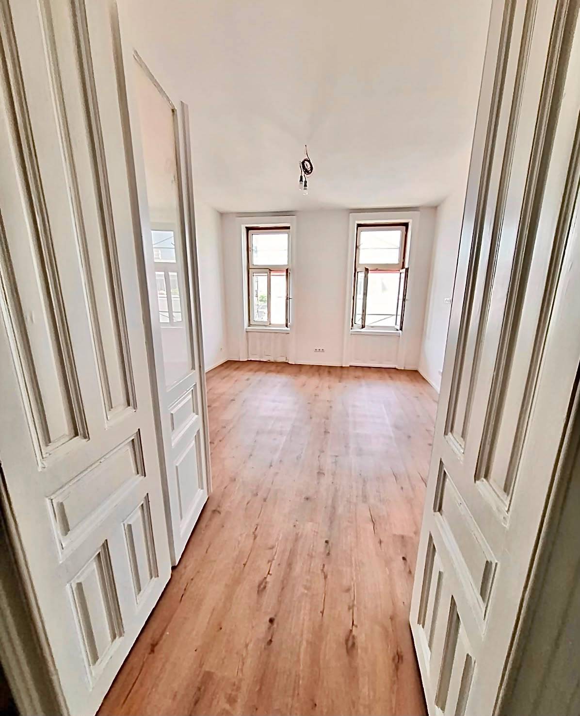 Altbau Apartment with Balcony and Airbnb Permit
