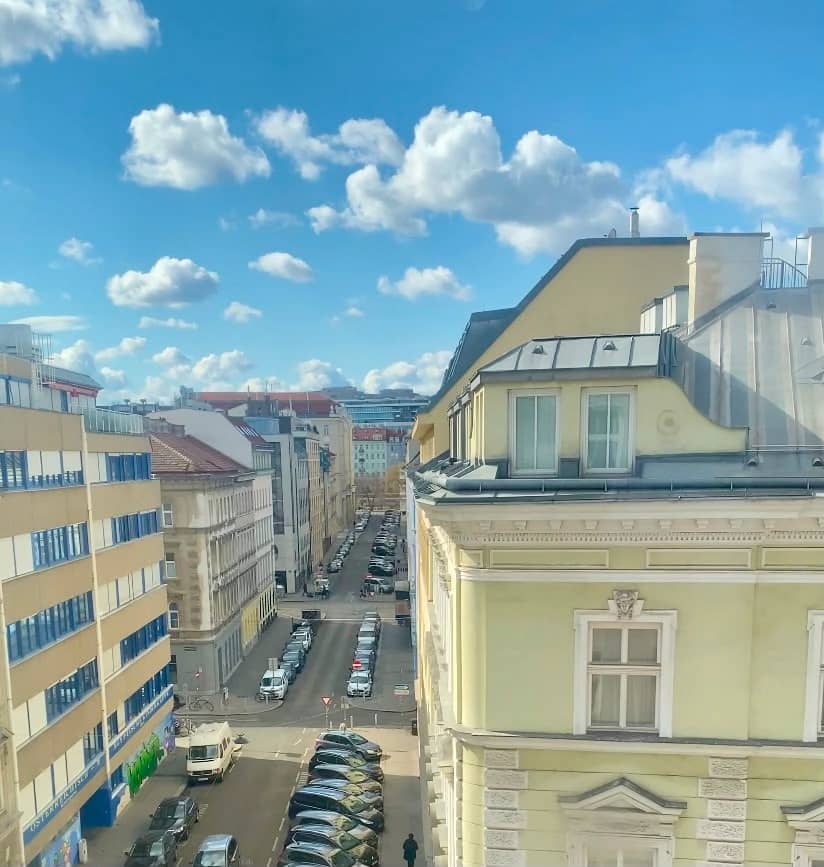 Altbau Apartment with Balcony and Airbnb Permit