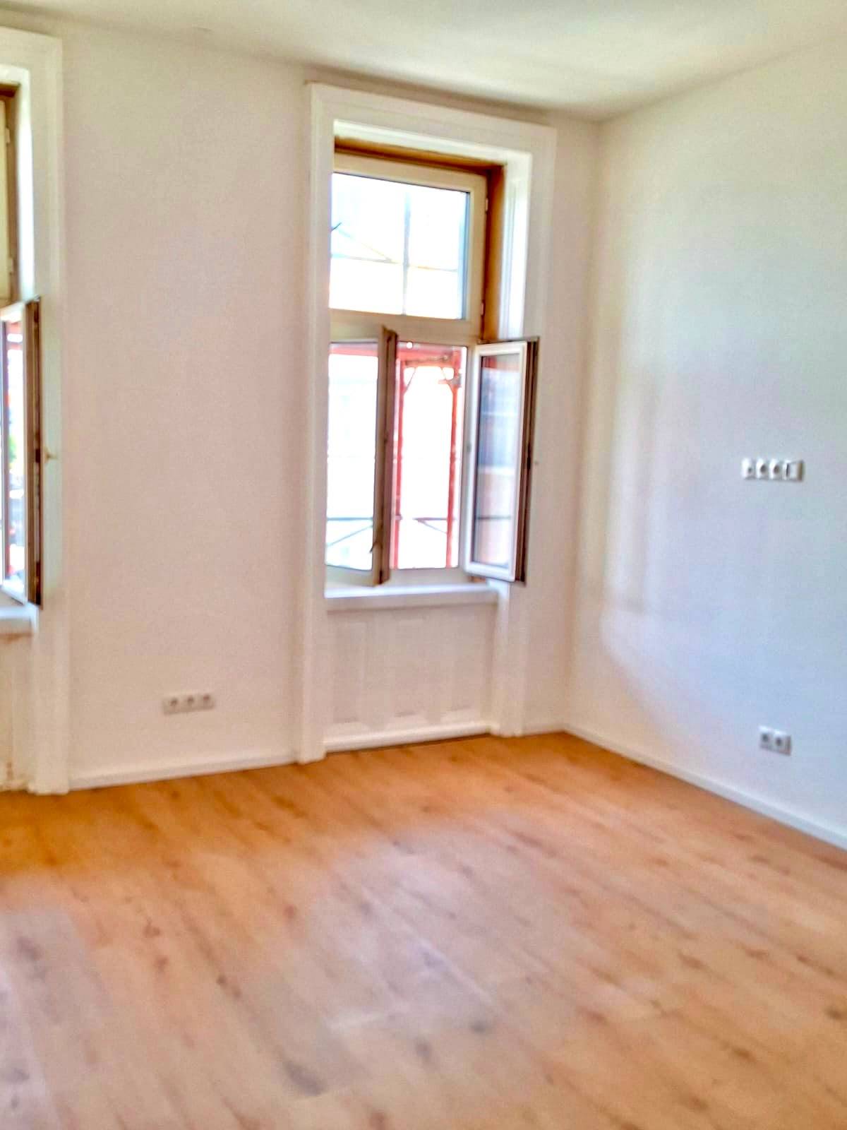 Altbau Apartment with Balcony and Airbnb Permit