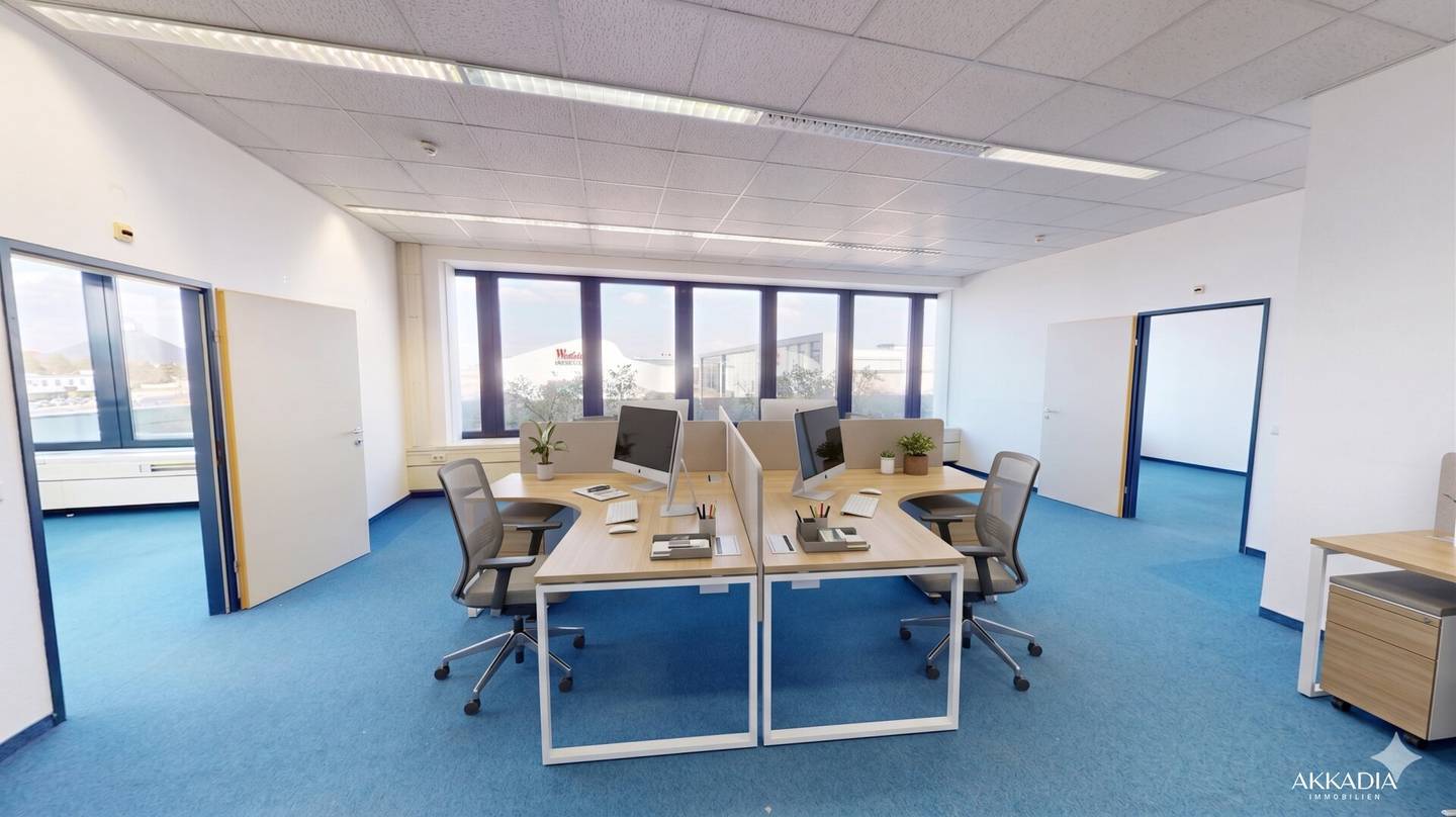 Office space with terrace and courtyard near SCS