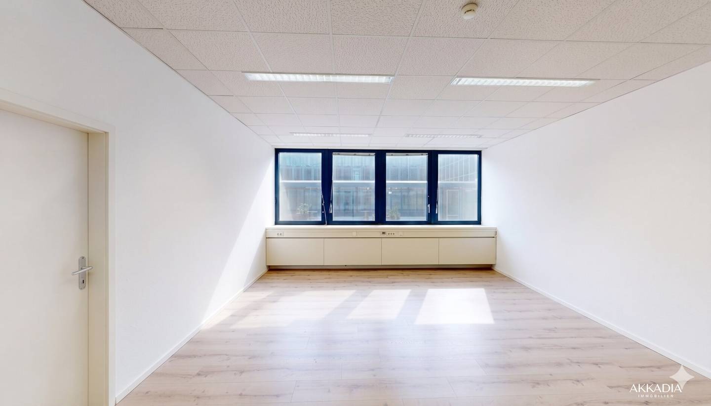 Bright 1-Room Office with Terrace near Shopping City Süd