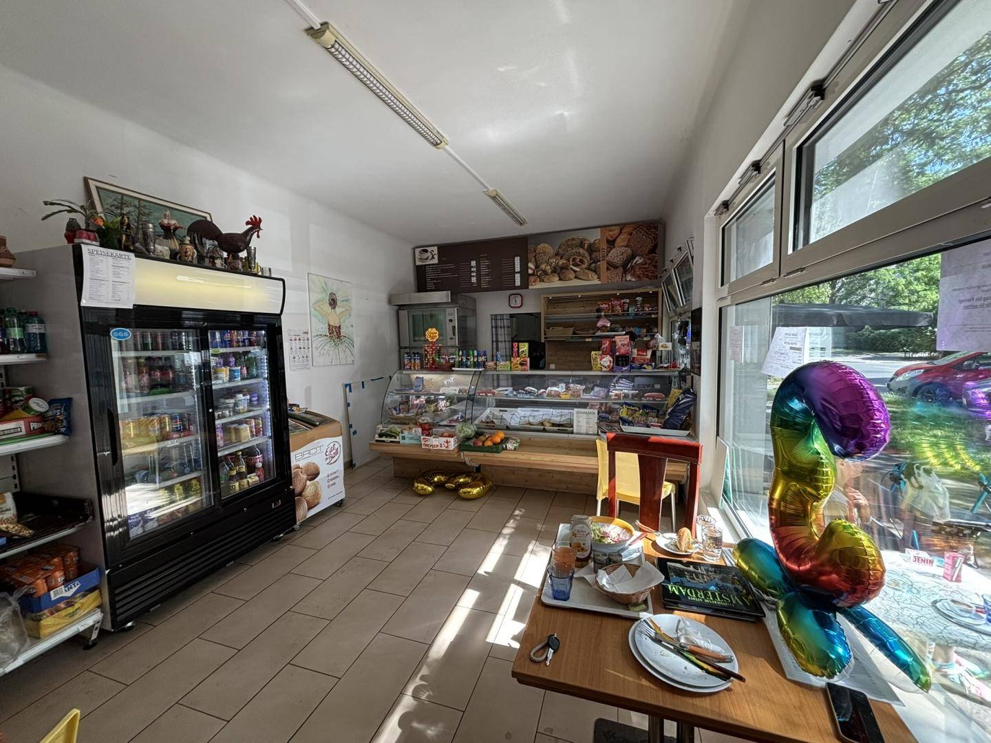 Well-maintained retail unit with excellent transport links