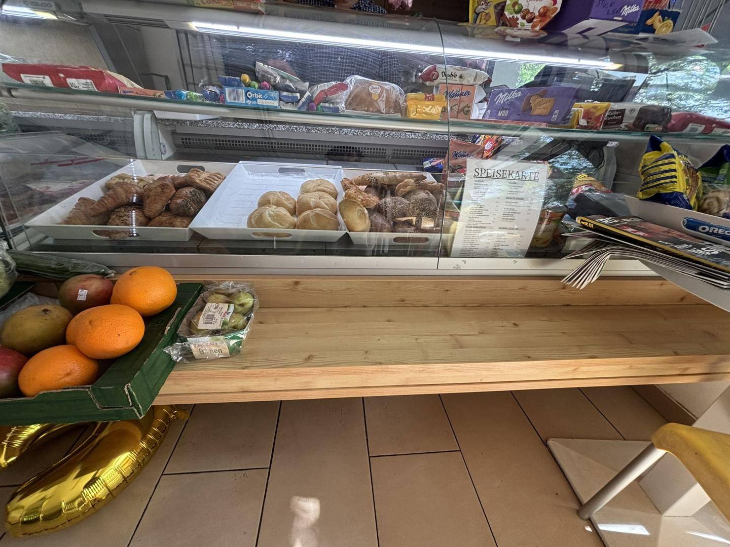 Well-maintained retail unit with excellent transport links