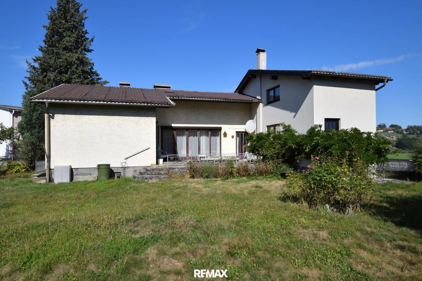 House with Terrace and Garage in Quiet Edge Location