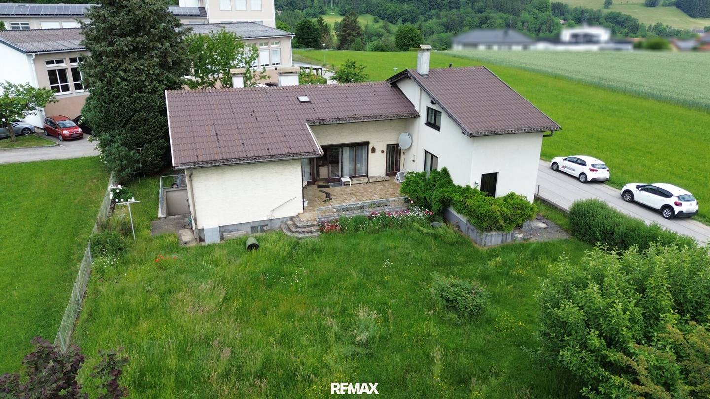 Haus mit Terrasse und Garage in ruhiger Randlage