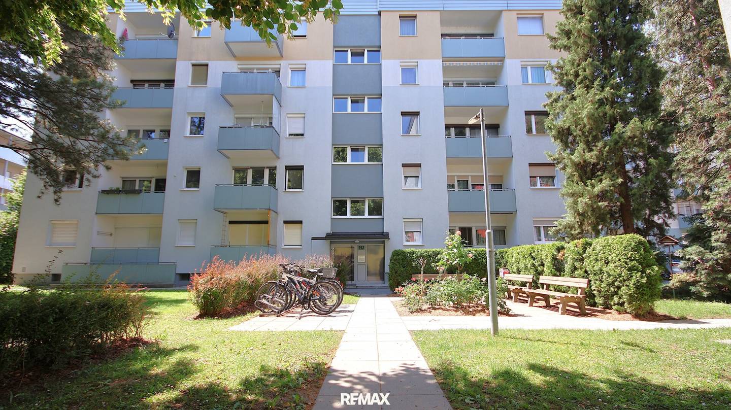 Bright 2 Room Apartment with West Facing Balcony in Eggenberg