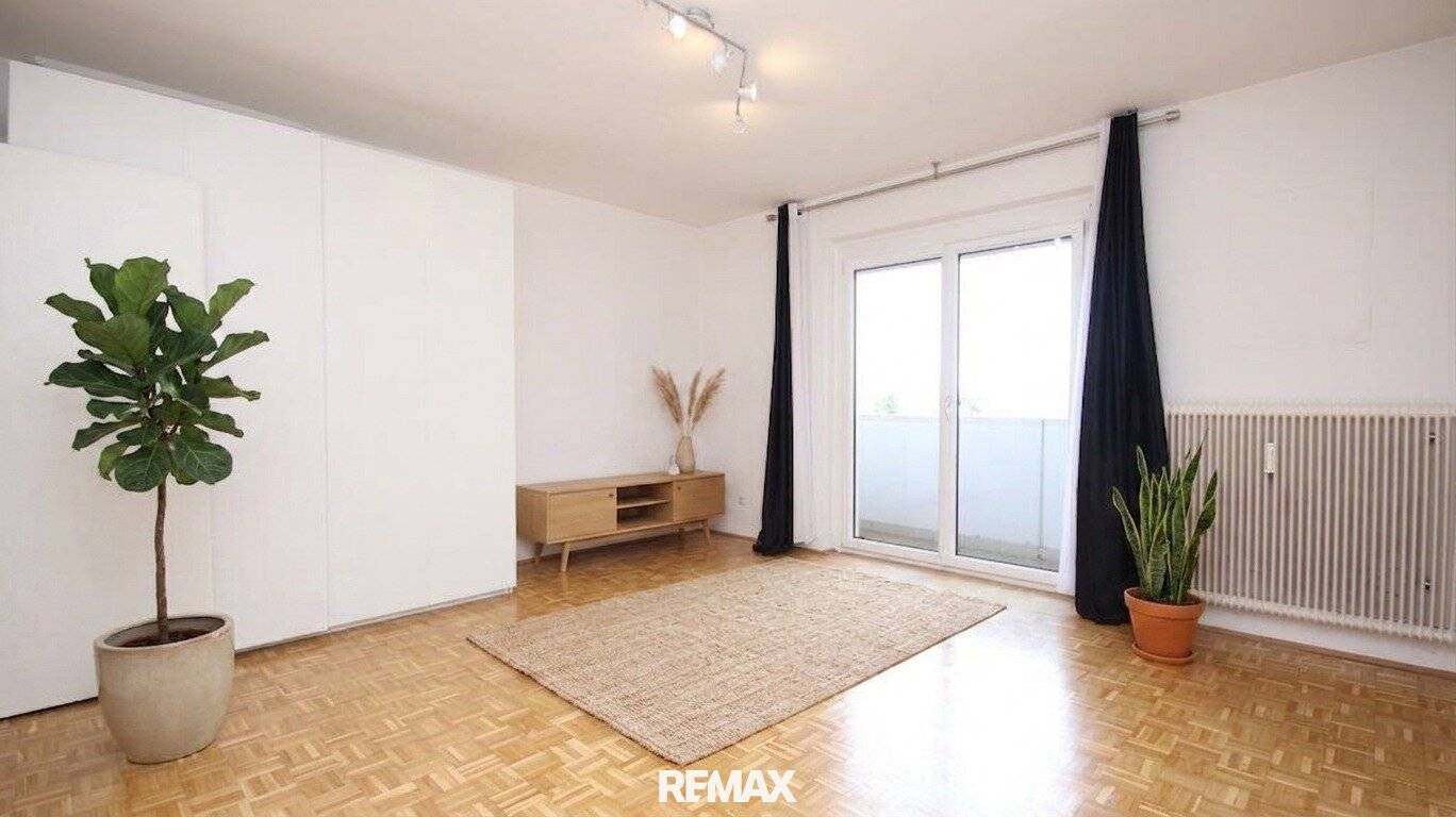 Helle Wohnung mit Loggia und Parkplatz