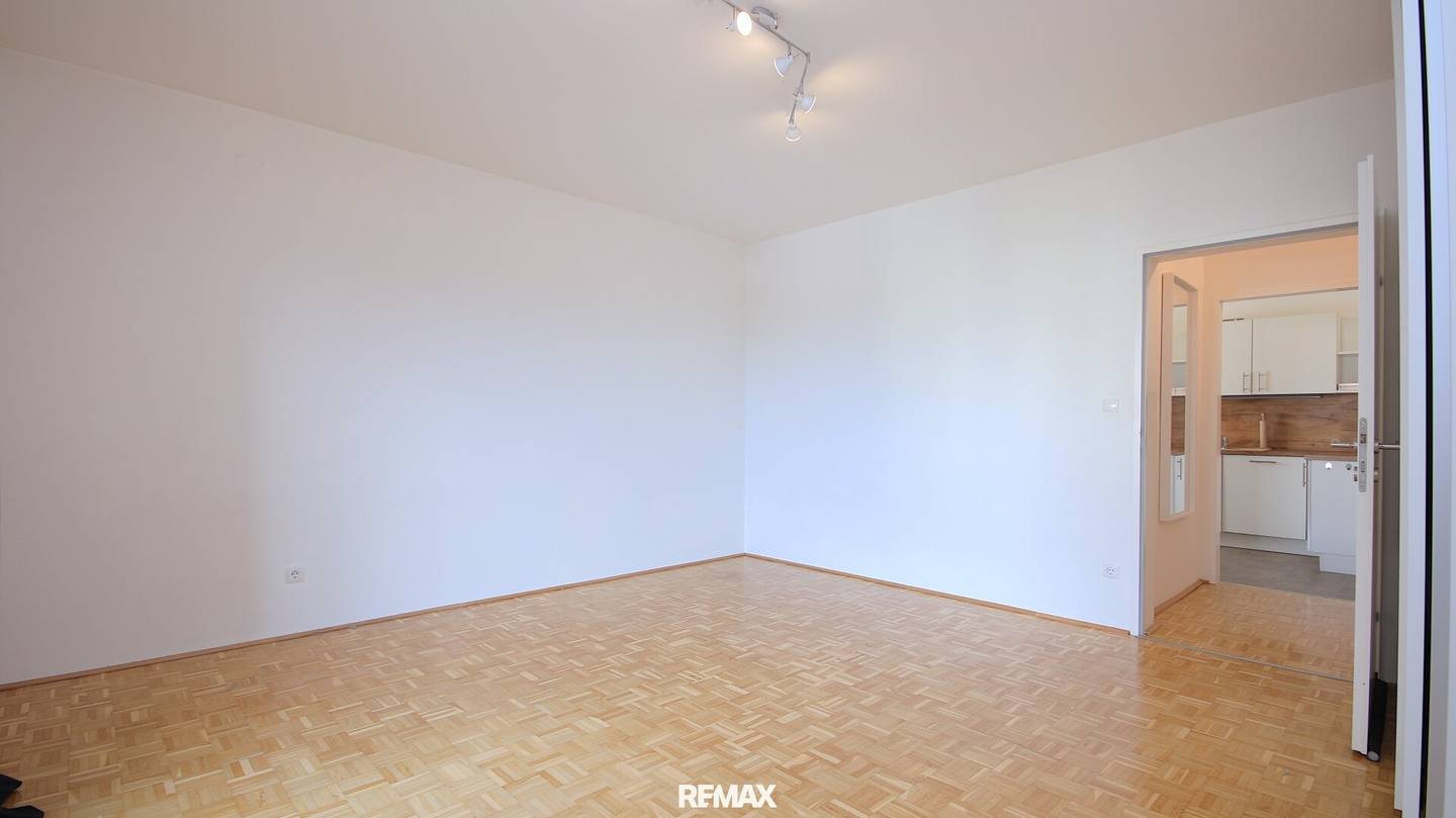 Bright Apartment with Loggia and Parking