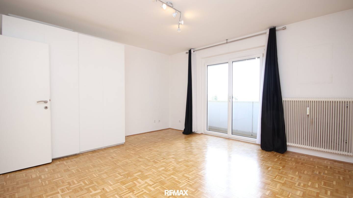 Bright Apartment with Loggia and Parking